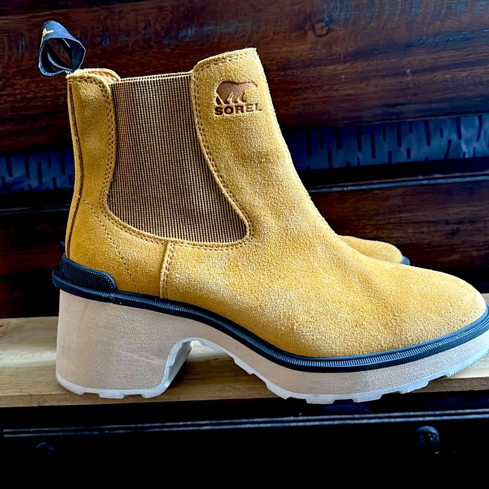 SOREL NWT Hi-LinE Heel Platform Chelsea Boots